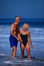 Imagen de la pareja de más edad jugando en la playa