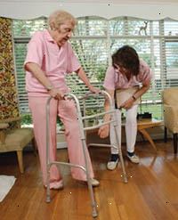 Imagen de una anciana con un andador durante una sesión de terapia física