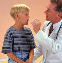 Fotografía de un médico examinando a un niño