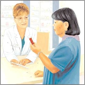 Mujer que habla con farmacéutico acerca al mostrador de la farmacia.