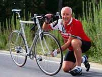 Imagen de un anciano ajustando la llanta de su bicicleta