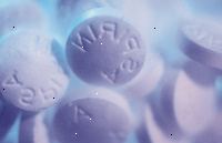 Foto de varias pastillas de color etiquetada aspirina