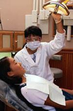 Fotografía de una niña pequeña durante una visita a su dentista