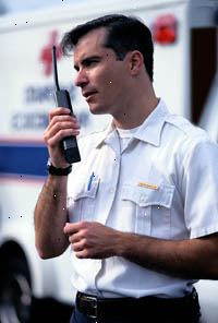 Foto del personal de respuesta de emergencia de realizar una llamada
