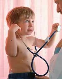 Imagen de un niño escuchando a su médico