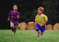 Fotografía de dos niños corriendo