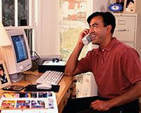 Imagen de un hombre trabajando en la computadora, hablar por teléfono
