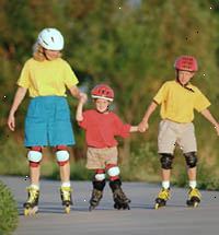 Fotografía de una familia, el uso de cascos, patinar