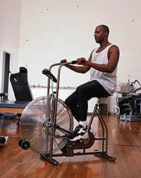 Imagen de un hombre haciendo ejercicio en una bicicleta estacionaria