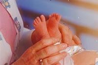 Fotografía de una enfermera examina a un recién nacido