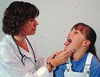 Fotografía de una médico examinando a una joven