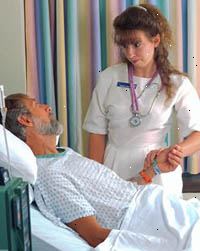 Imagen de una enfermera con un paciente
