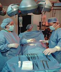 Imagen de la sala de operaciones durante la cirugía
