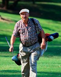 Imagen de un hombre mayor con sus palos de golf