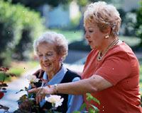 Foto de dos mujeres de edad avanzada, sonriendo