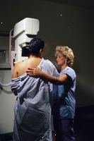 Imagen de la mujer de mediana edad se haga una mamografía