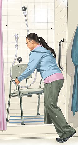 La mujer que pone en silla de ducha cabina de ducha. Una barra de apoyo está en la pared. La ducha es un tubo de agua de mano.